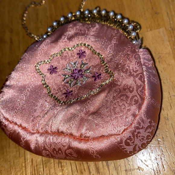 Vintage Coral Pink Coin Purse, Rococo Style, 1990's Tiny Handbag for Change - Picture 5 of 12